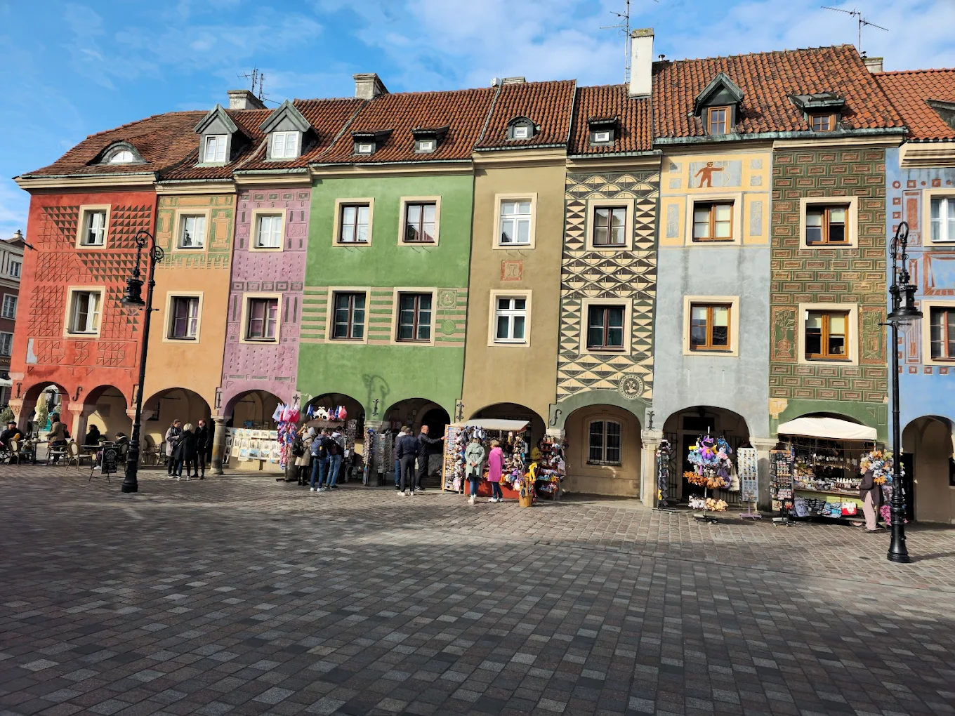 You are currently viewing Kolorowe kamienice – Stary Rynek to paleta barw
